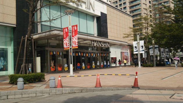 漢神巨蛋ショッピングセンター（漢神巨蛋）の出入口周辺